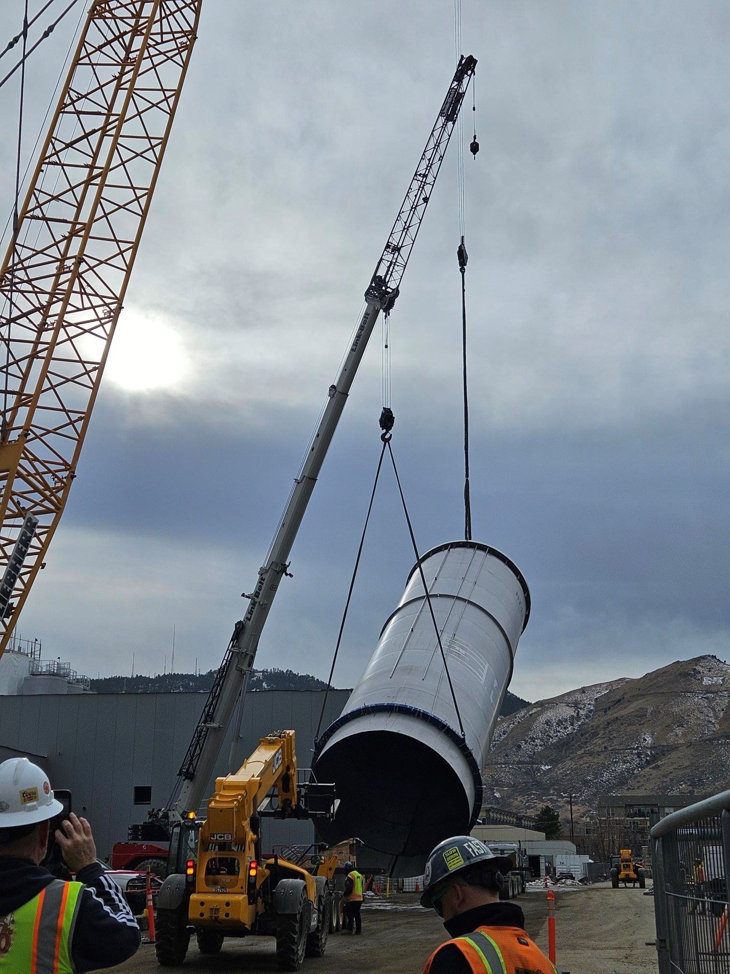 Vertical lift of a completed tank